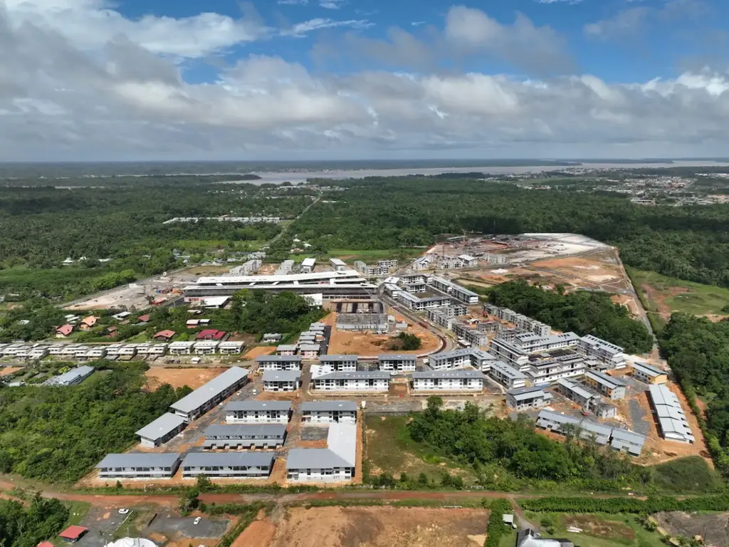 Logements en construction à Balaté Nord, Saint-Laurent-du-Maroni, décembre 2025
