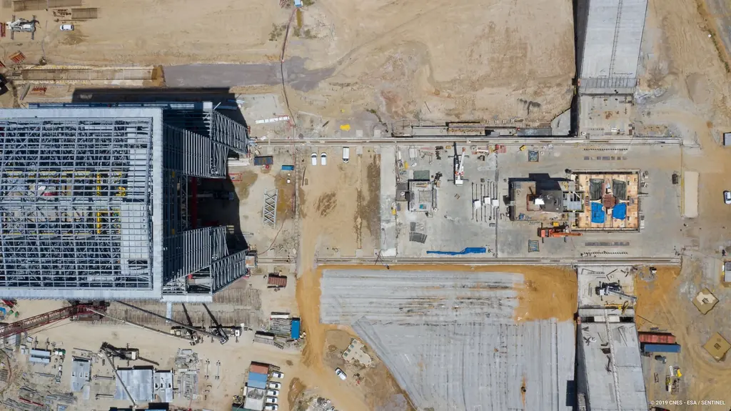 Vue verticale du portique mobile et de la zone de lancement en construction · © 2019 CNES – ESA / Sentinel