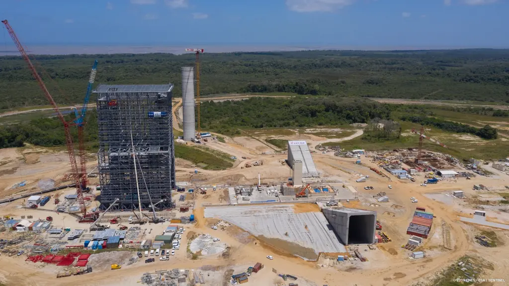 Le portique mobile au milieu du chantier, l’océan à l’horizon · © 2019 CNES – ESA / Sentinel