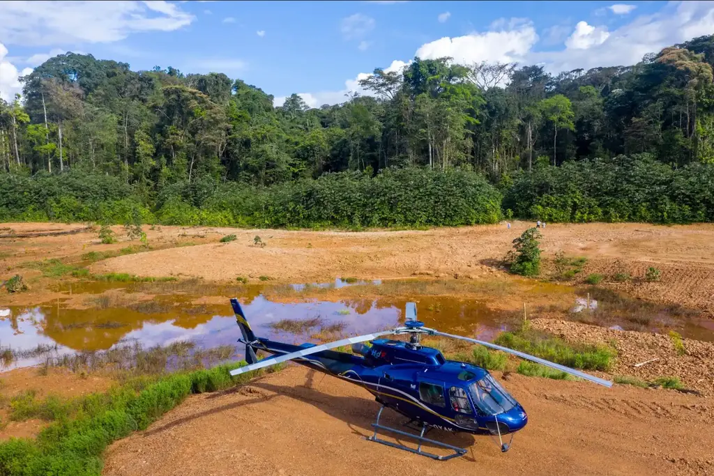 Accès par hélicoptère à un site isolé en forêt, mai 2025