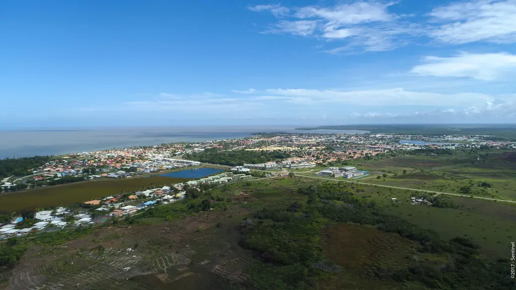 Kourou et le littoral guyanais vus du ciel