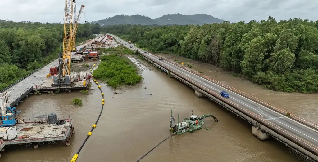 Désenvasement au pied du pont du Larivot, février 2025