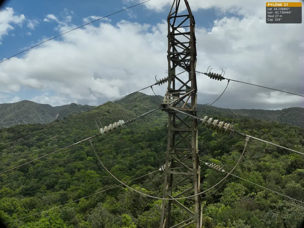 Lignes 63 et 90 kV : trois pylônes en forêt en Guadeloupe, cinq poteaux bois en Guyane
