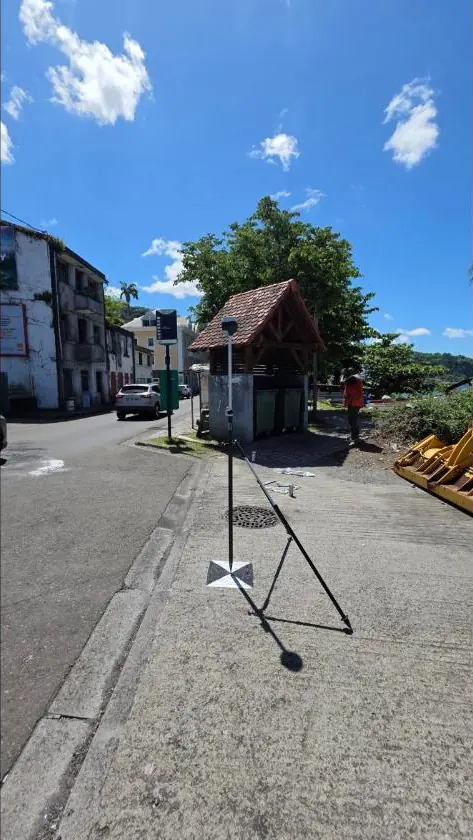 Cible et antenne GNSS sur le front de mer de Saint-Pierre